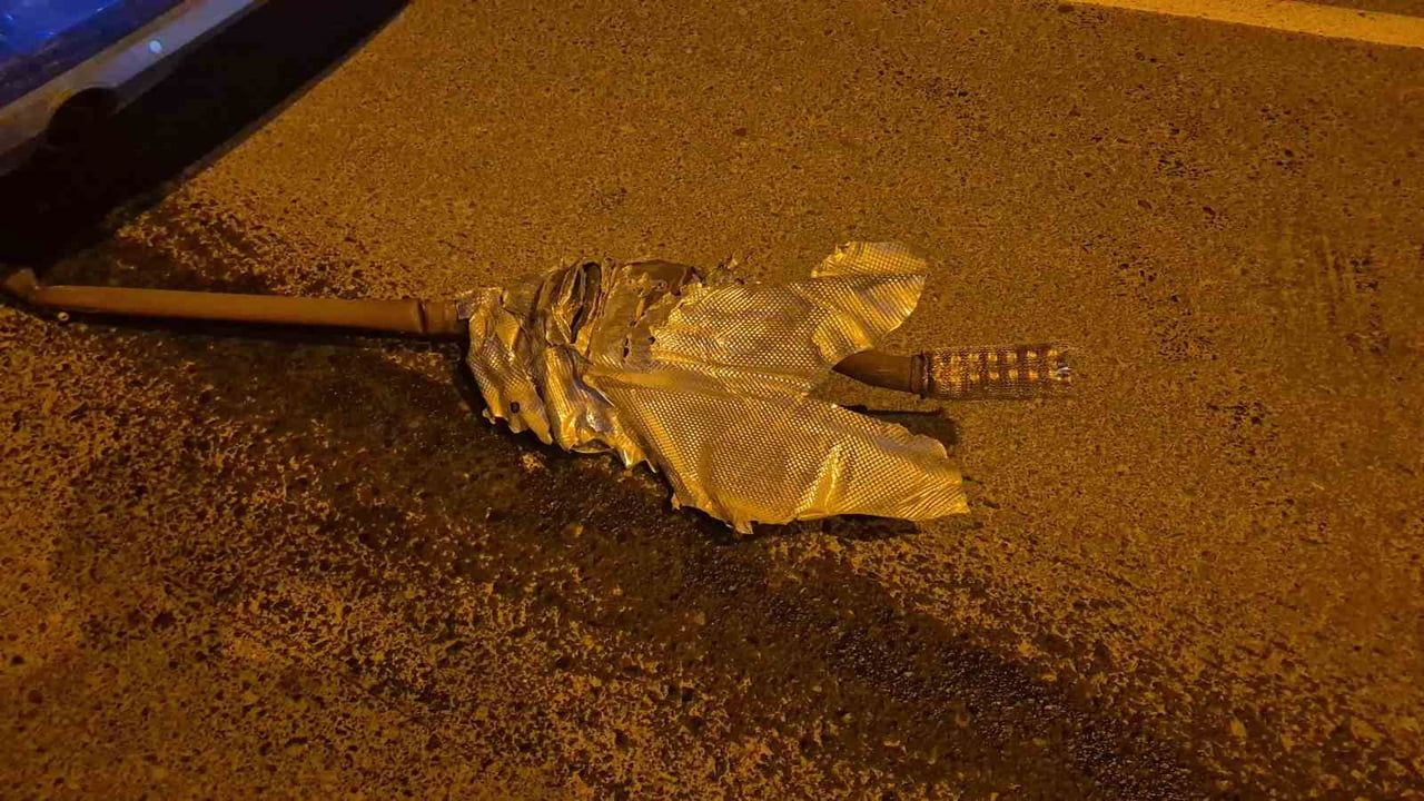 Açık rögar kapağına çarpan otomobil metrelerce sürüklendi; sürücü yara almadı