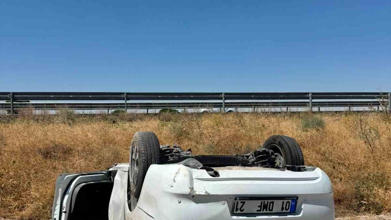 Adana-Aksaray yolunda bariyerlere çarpıp takla atan otomobilde 5 kişi yaralandı