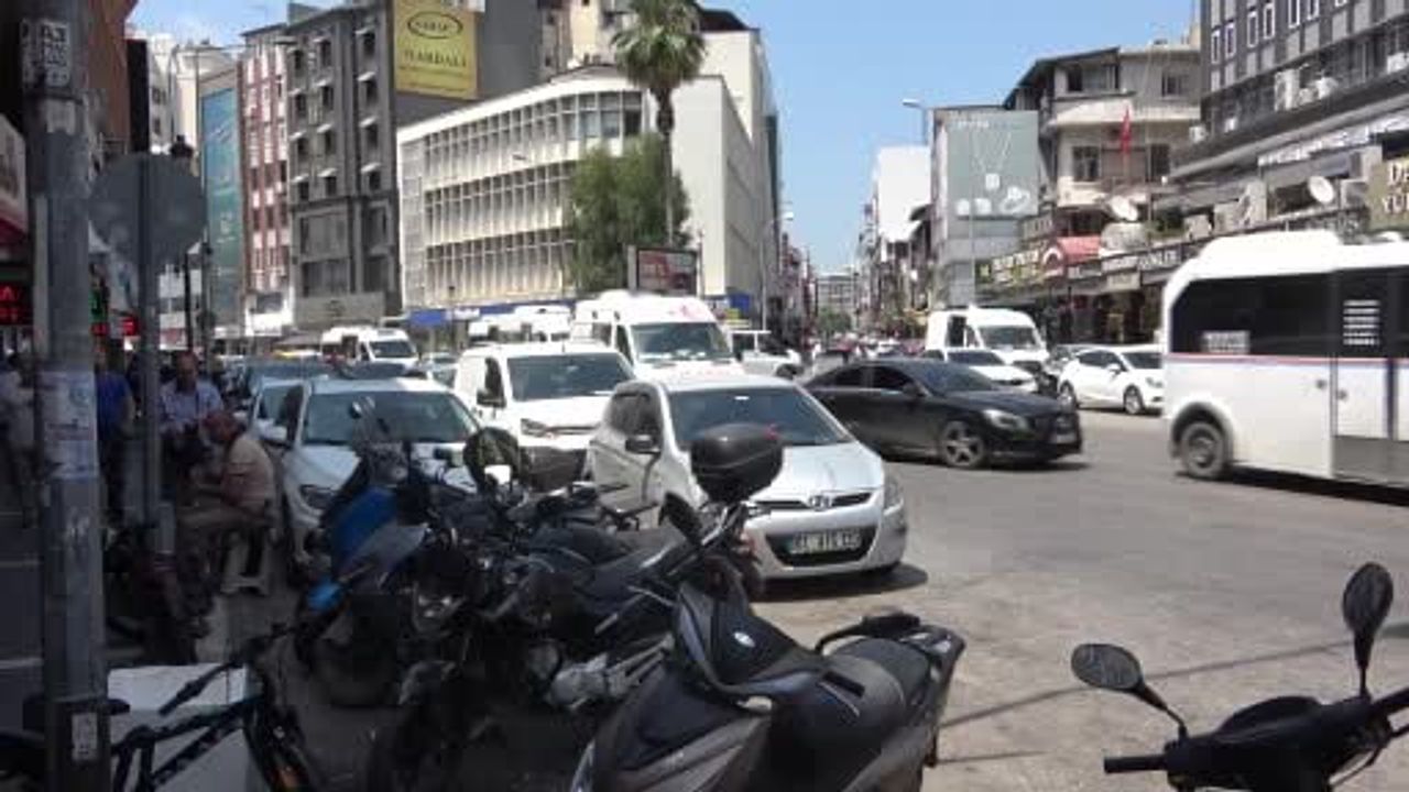 Adana caddelerinde çift sıra parklar trafik akışını zorluyor