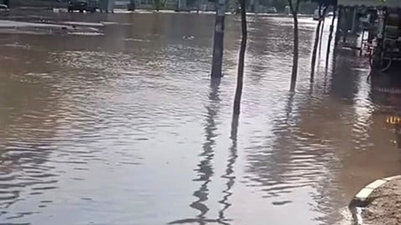 Adana'da Barış Bulvarı'nda patlayan içme suyu borusu yolları göle çevirdi