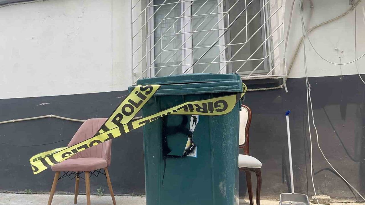 Adana'da birlikte yaşadığı kadını çekiçle darbedip boğazını bıçakladı