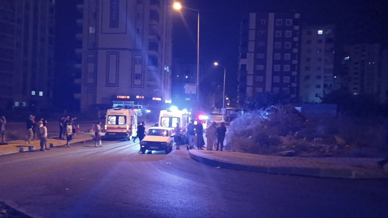 Adana'da gece yarısı kaza: Kozan çevre yolunda otomobil takla attı, iki kişi yaralandı
