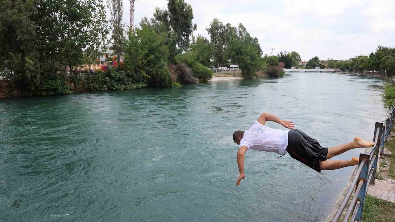 Adana'da gençler sulama kanallarında serinliyor, yüzme öğretiyor