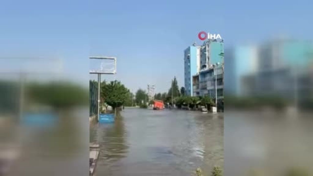 Adana'da içme suyu hattı patladı, Barış Bulvarı sular altında kaldı