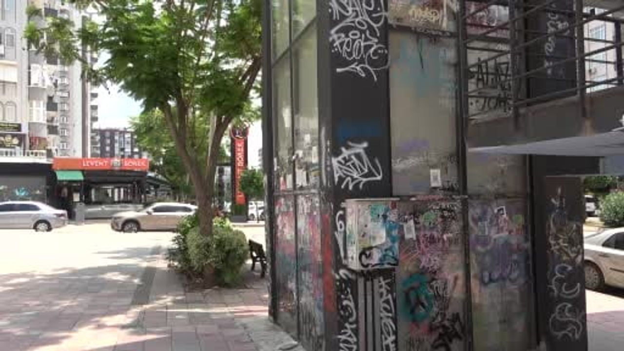 Adana'da milyonluk üst geçitler çürümeye terk edildi