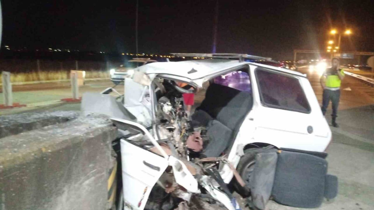 Adana'da otomobil beton bariyere çarptı, sürücü yaşamını yitirdi
