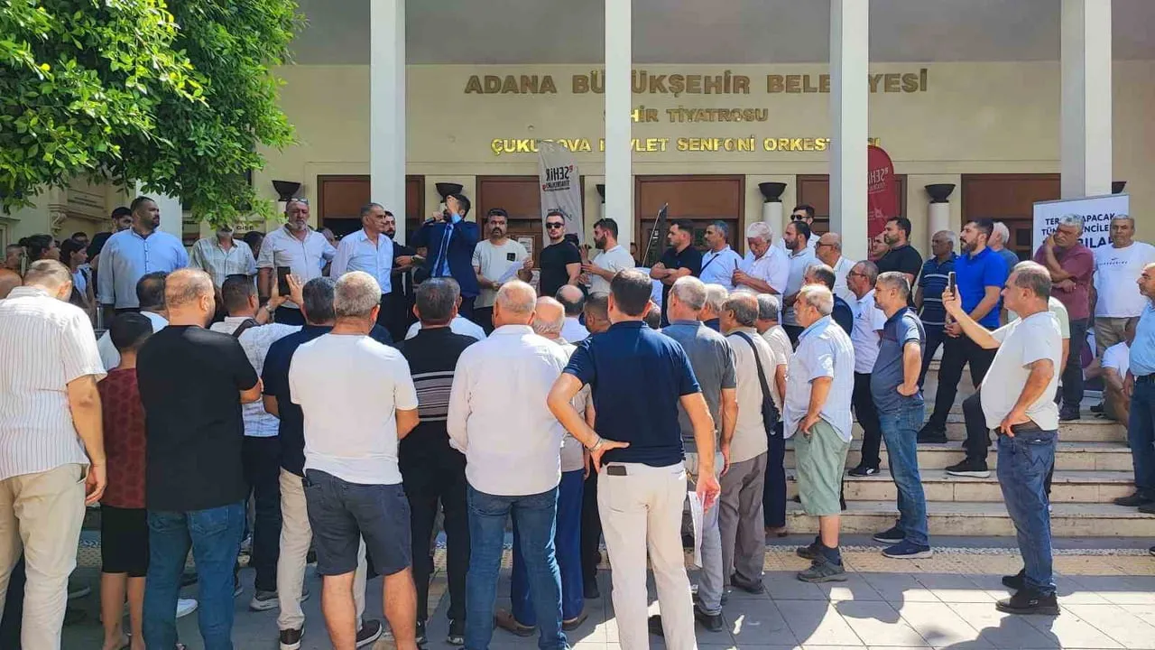 Adana'da servisçiler yeni s plaka ihalesine sokak tepkisi gösterdi