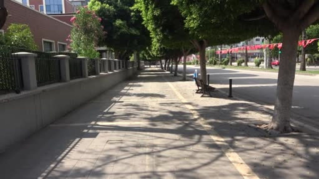 Adana'da sıcak hava nedeniyle cadde ve sokaklar boş kaldı