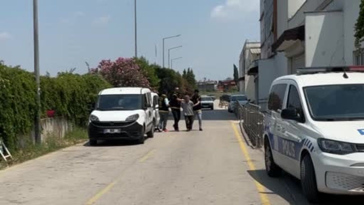 Adana'da takı mağazası camını kırıp çalan zanlı: 'bana borçları vardı'
