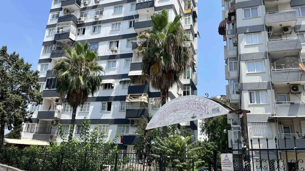 Adana'da tartıştığı eşini çekiçle vurup boğazından bıçakladı