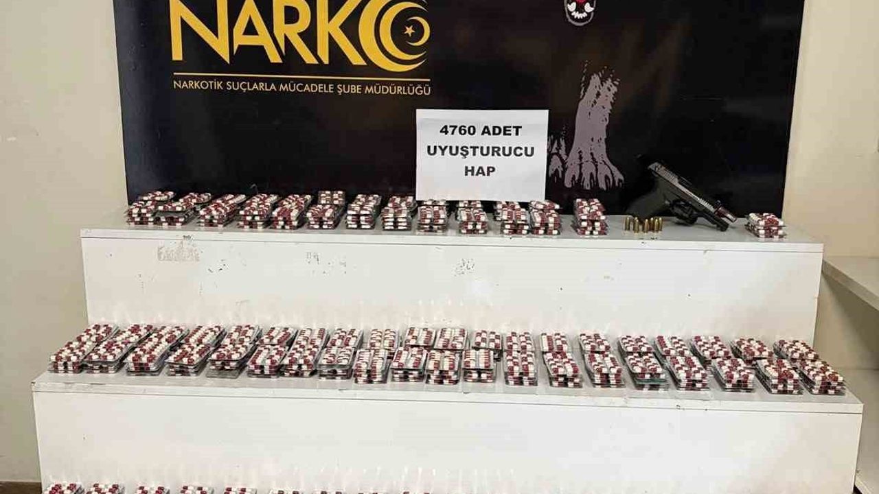 Adana'da üç mahallede eş zamanlı narkotik operasyonu: binlerce sentetik hap, esrar ve silah ele geçirildi