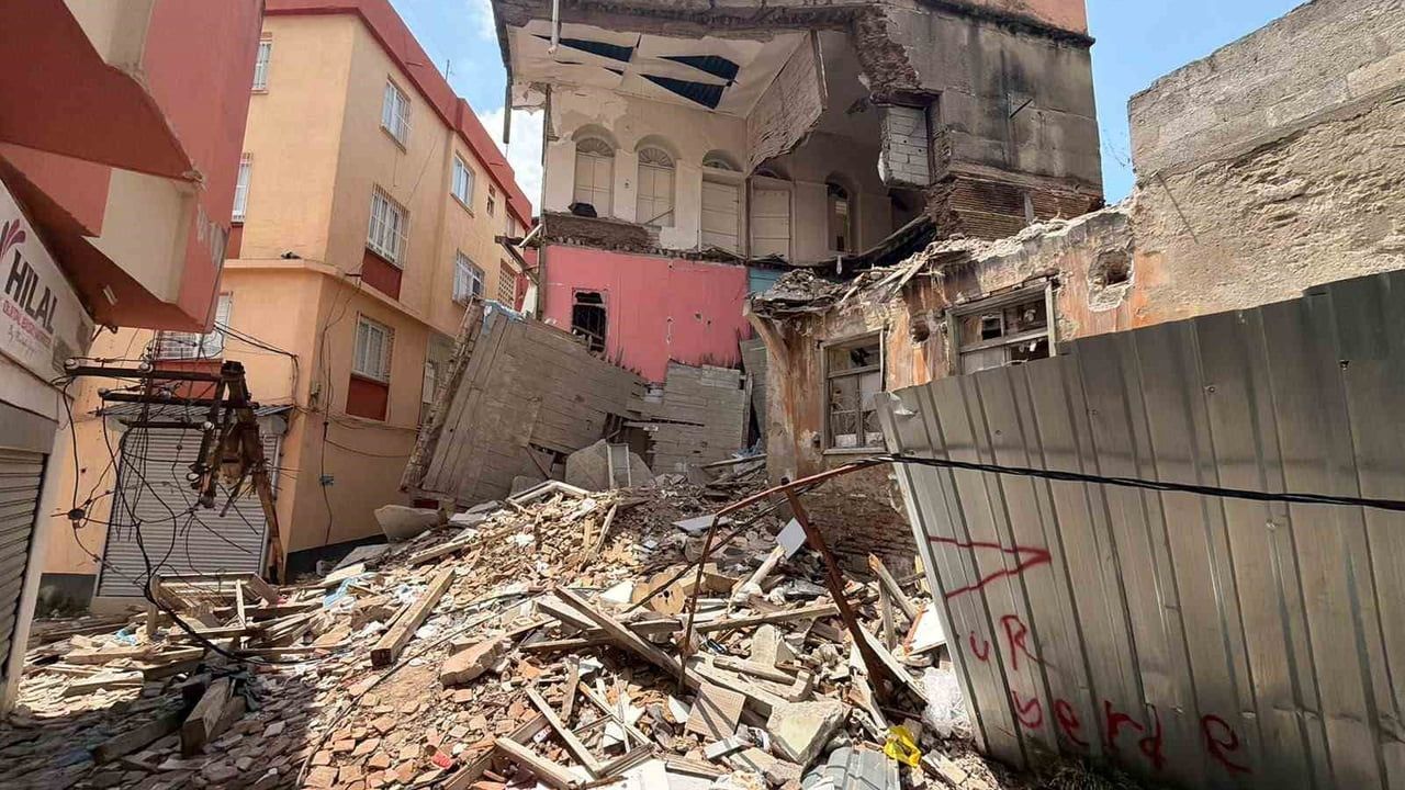 Adana’da yıkılan metruk binanın enkazı 48 gündür kaldırılmadı