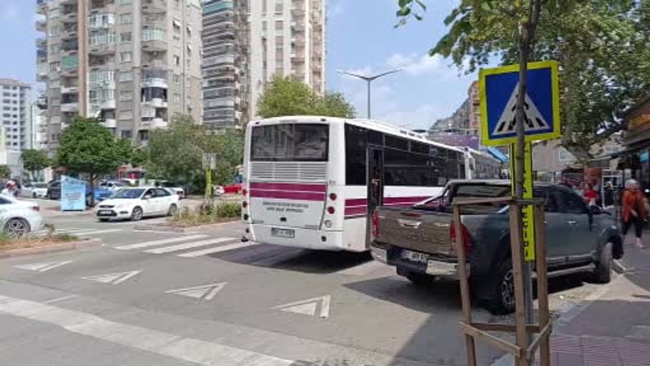 Adana'da yolcu minibüsünün yaya geçidinde çarptığı genç kız hayatını kaybetti