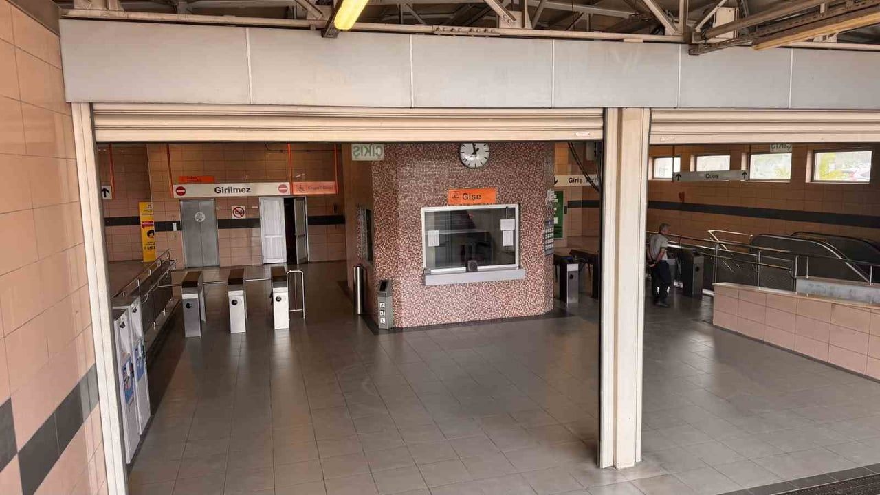 Adana metrosu güzergahın kısalığı ve önemli noktalara ulaşmaması nedeniyle eleştiriliyor