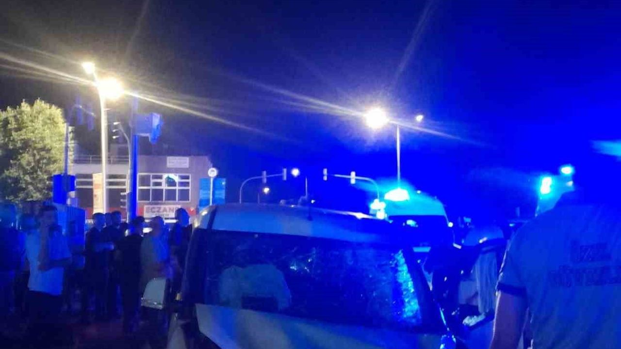 Adapazarı'nda hafif ticari araç ile motosikletler çarpıştı: 1 ölü, 3 yaralı