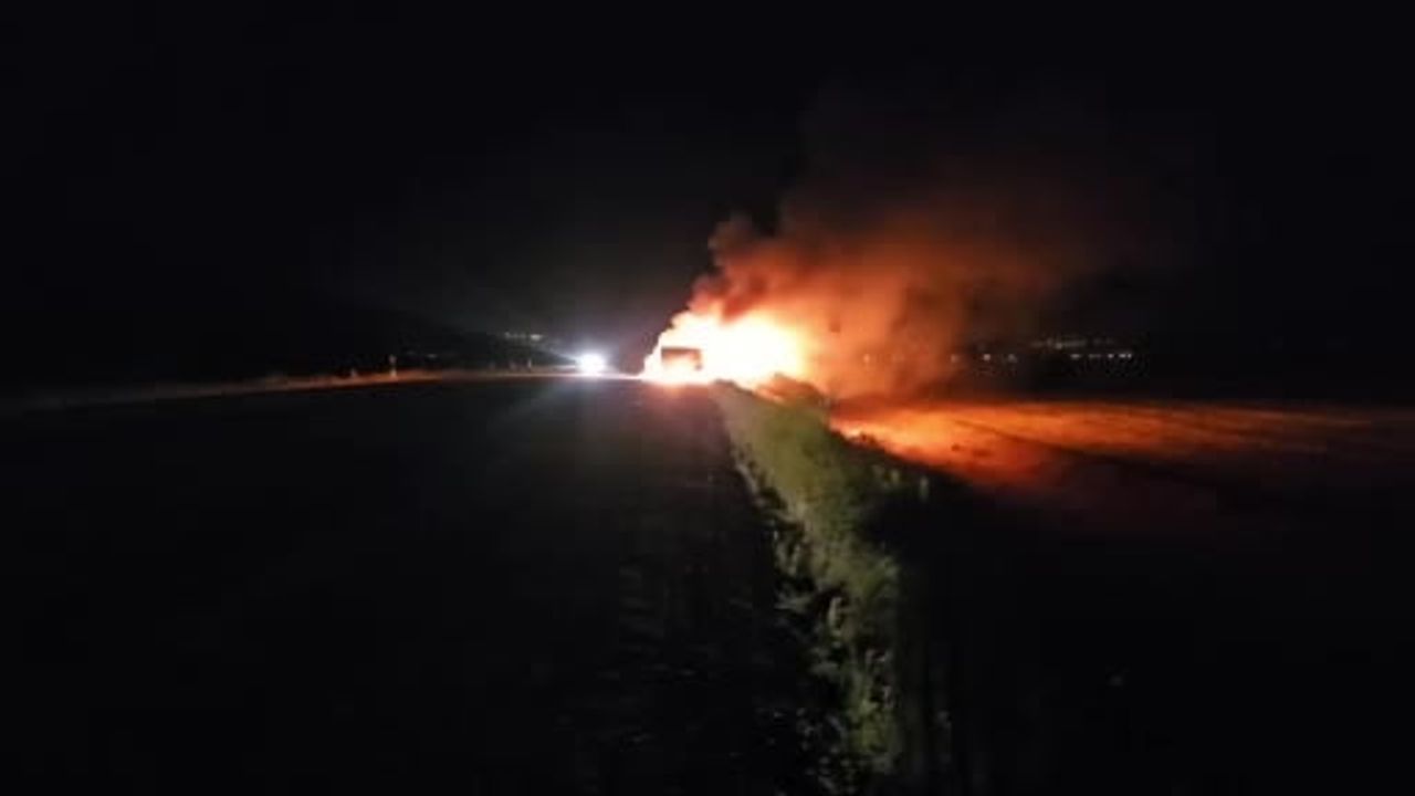 Adilcevaz'da bulgur yüklü tırın dorsesinde yangın
