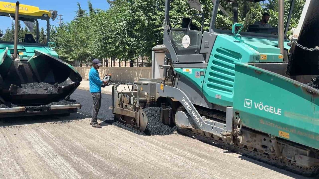Adıyaman’da 170 dereceye yakın asfaltın seriminde işçilerin zorlu mesaisi