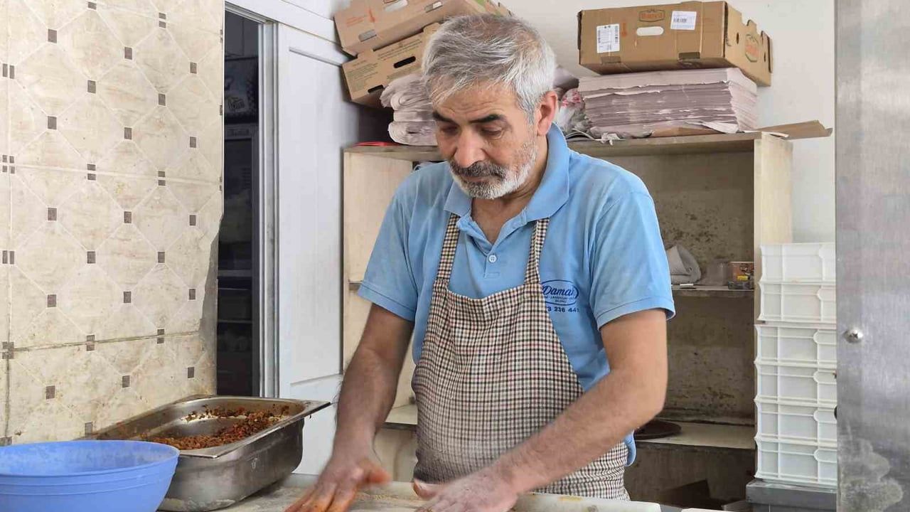 Adıyaman’da 400 derecelik fırının başında ekmek mesaisi