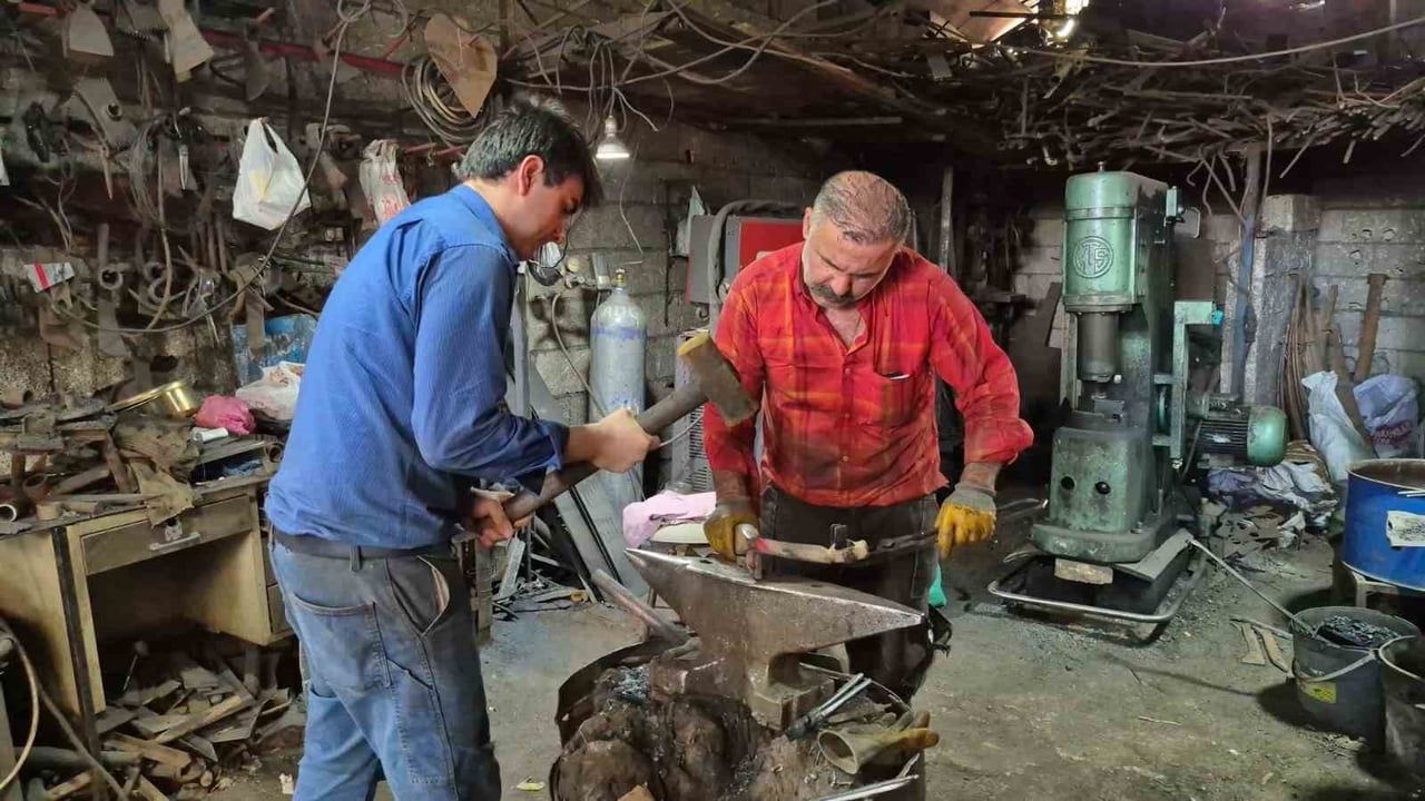 Adıyaman'da 600 derecelik ocağın başında mesleğini sürdürüyor