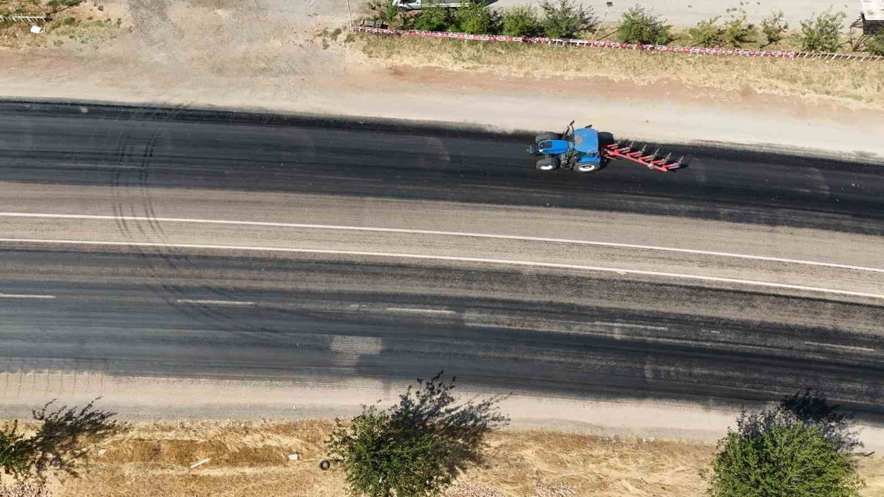 Adıyaman'da asfalt yüksek sıcaklıklarda yumuşadı