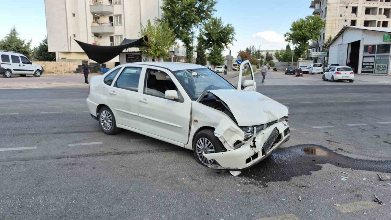 Adıyaman'da iki otomobil çarpıştı: 1’i ağır 3 yaralı