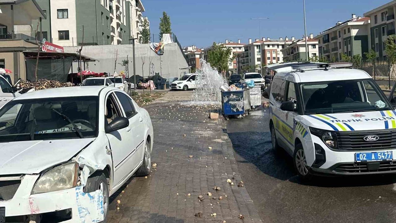Adıyaman'da kontrolden çıkan otomobil yer üstü yangın hidrantını devirdi