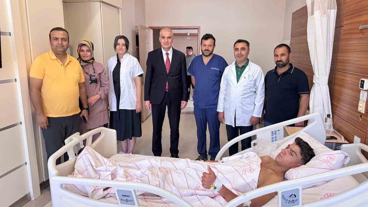 Adıyaman’da kunduracı göğsü hastasına kapalı yöntemle nuss operasyonu