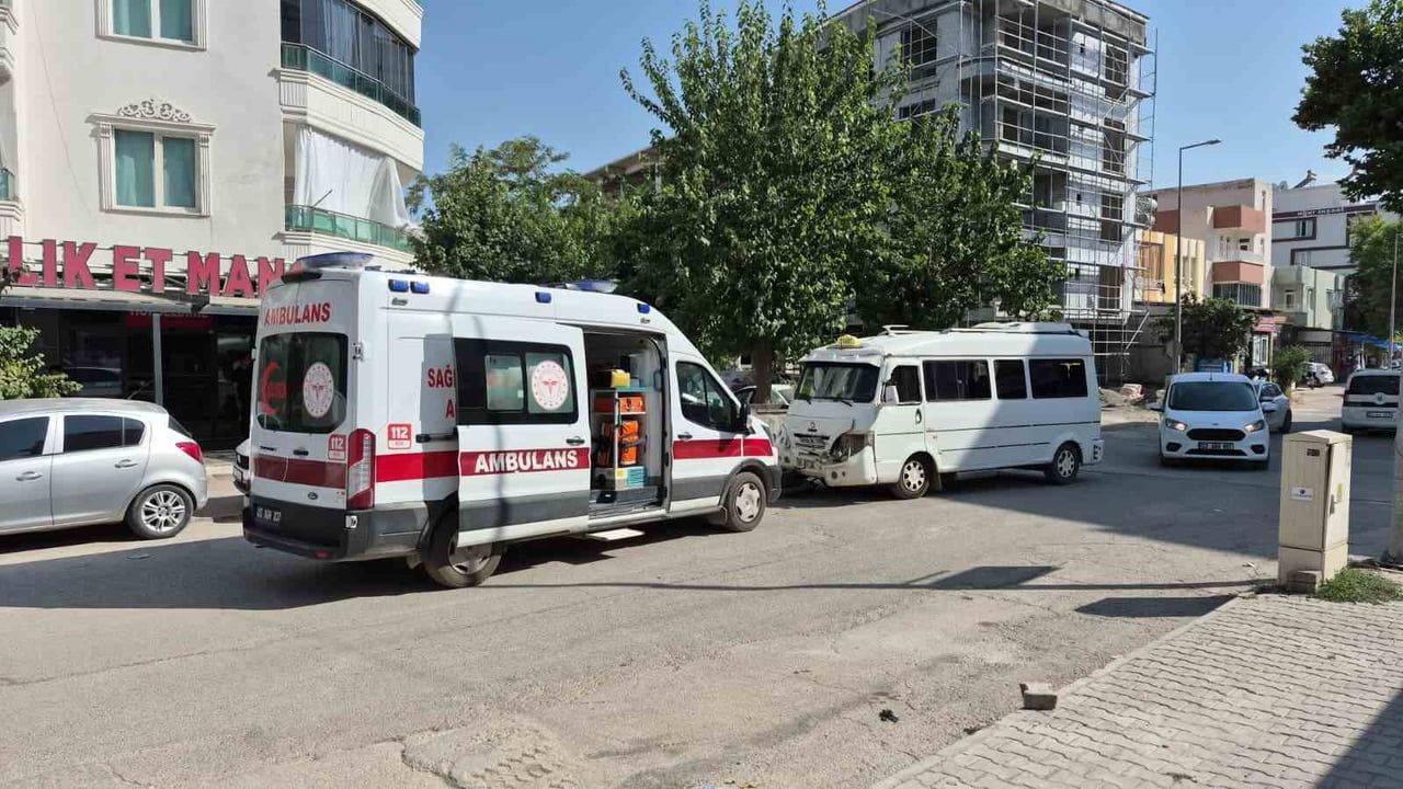 Adıyaman'da minibüsle motosiklet çarpıştı: sürücü yaralandı