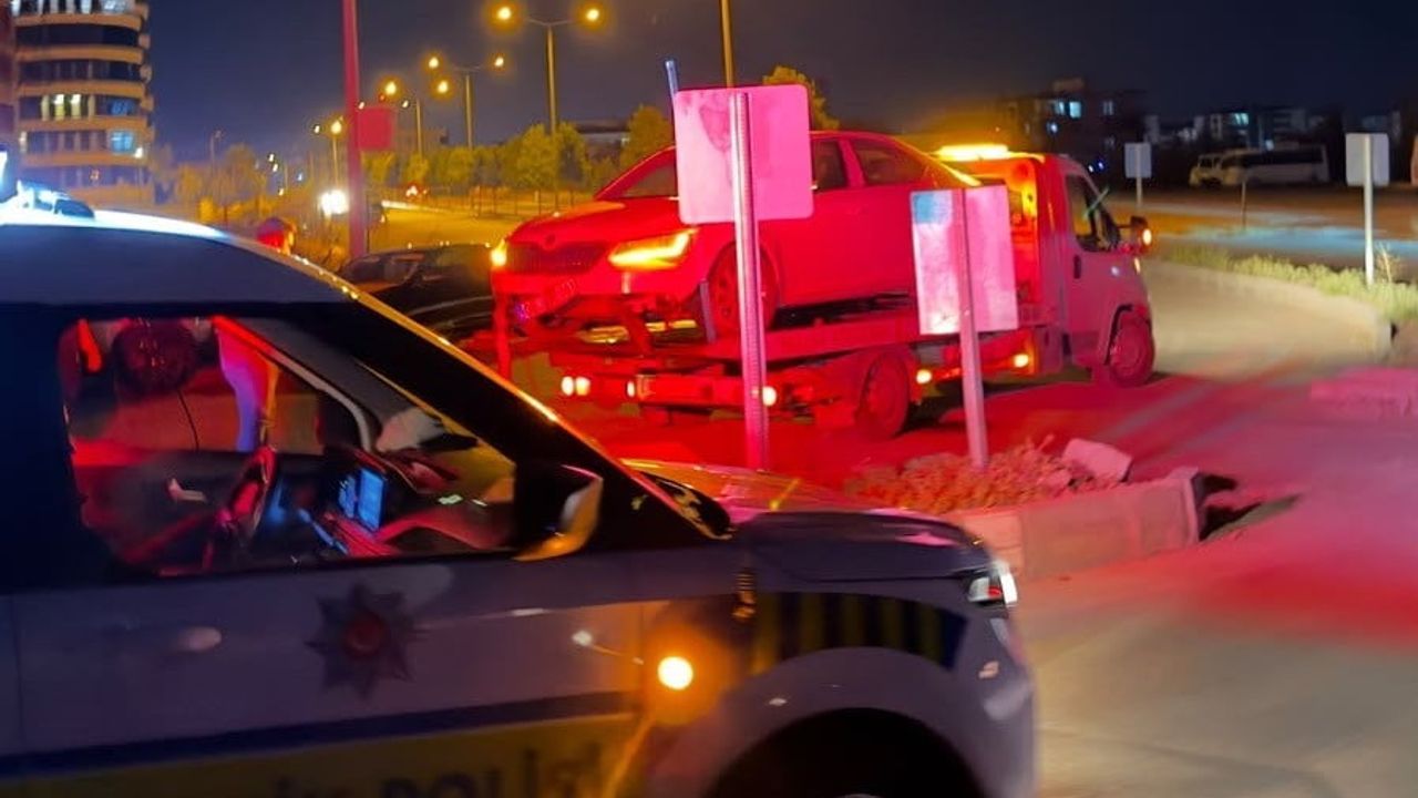 Adıyaman'da otomobil refüje çıktı