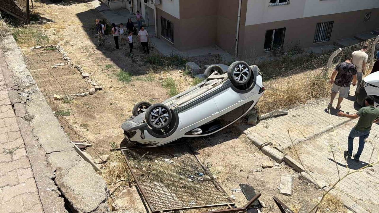 Adıyaman’da otomobil site bahçesine düştü