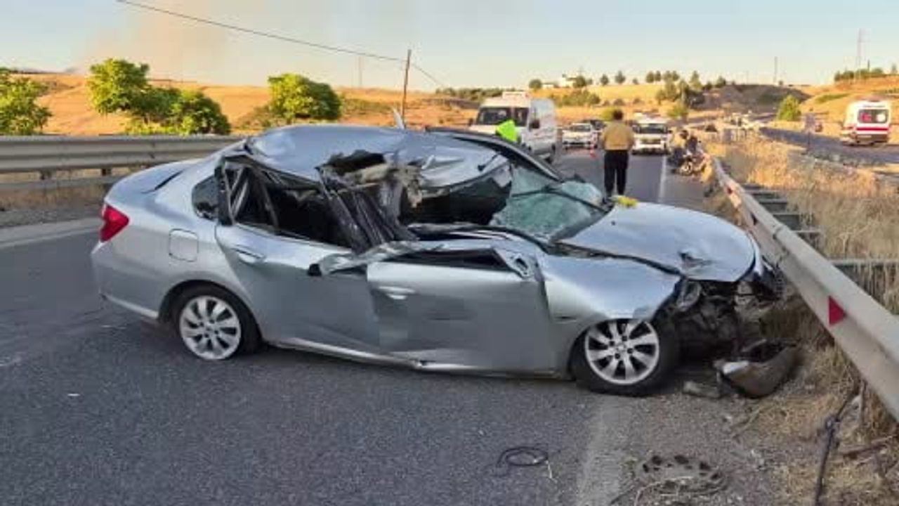 adıyaman'da otomobilin tıra arkadan çarpması sonucu 3 kişi yaralandı