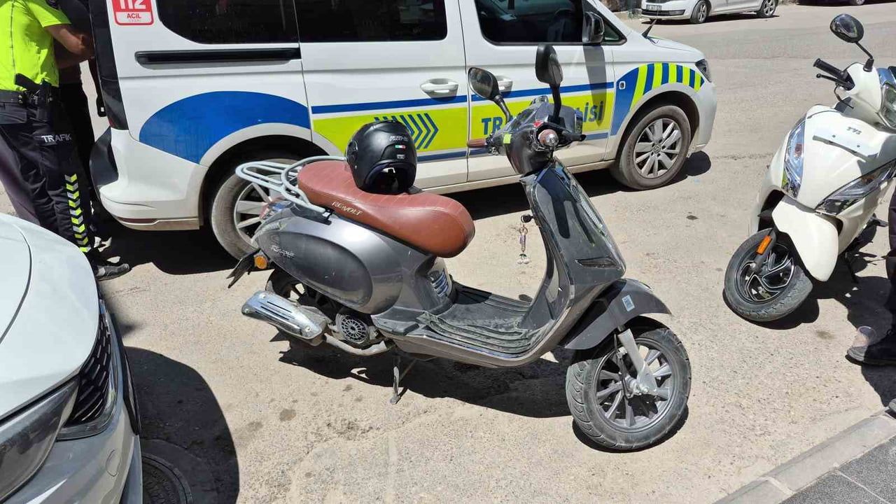 Adıyaman'da panelvanla motosiklet çarpıştı: anne ve iki çocuğu hastaneye kaldırıldı