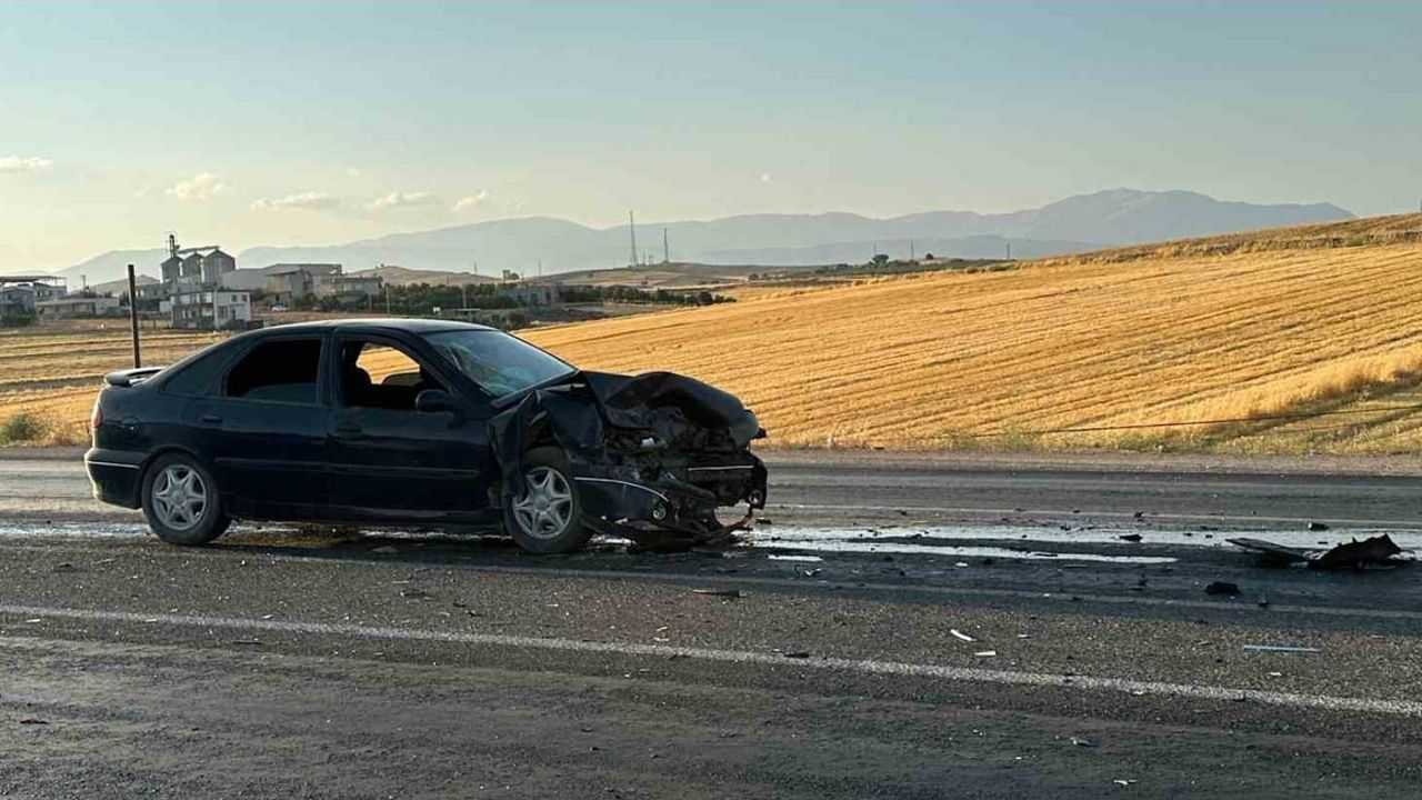 Adıyaman'da Şambayat yakınlarında iki otomobil çarpıştı: 4 kişi yaralandı