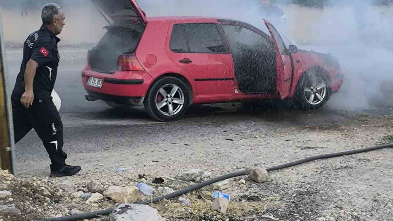Adıyaman'da seyir halindeki otomobil alev aldı