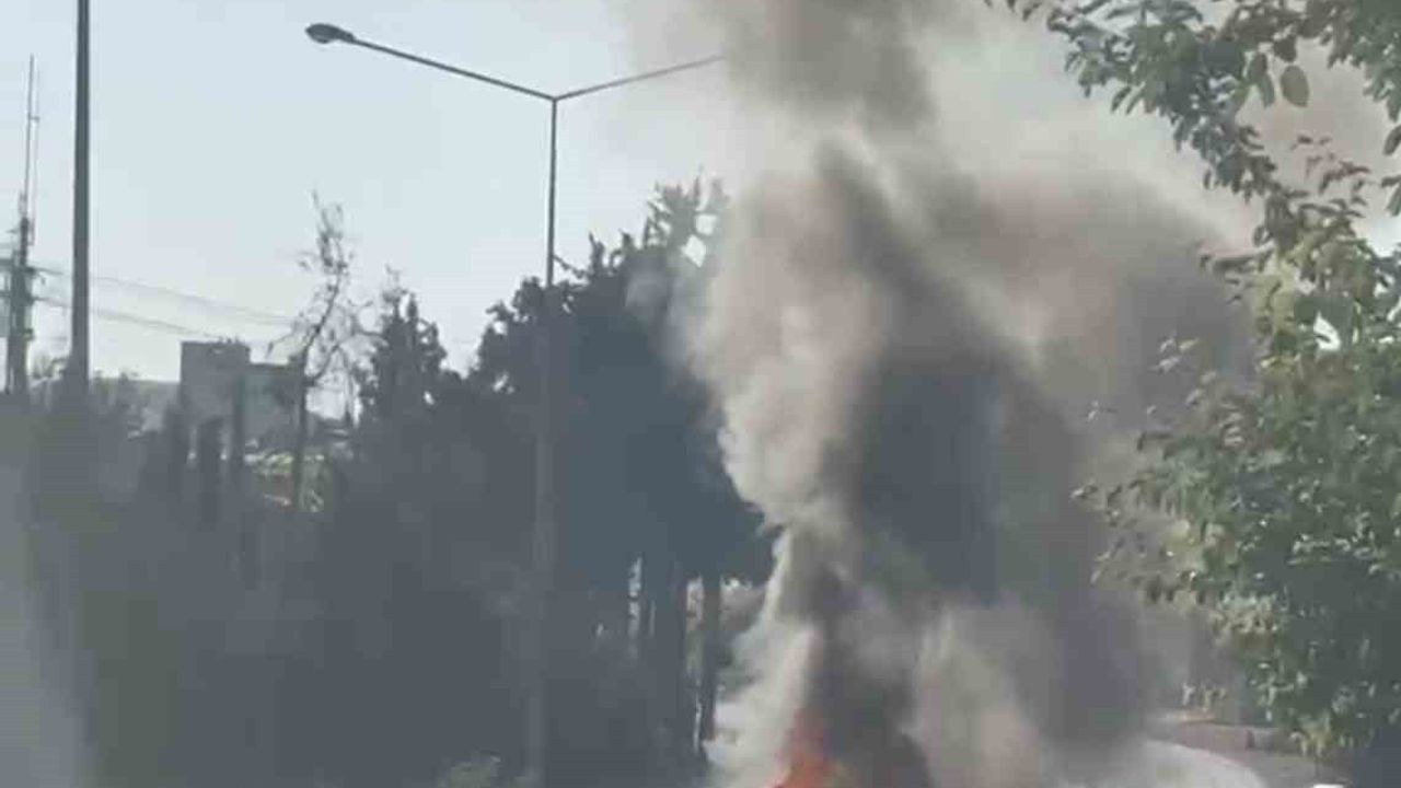 Adıyaman'da seyir halindeki otomobil alev aldı ve kullanılamaz hale geldi
