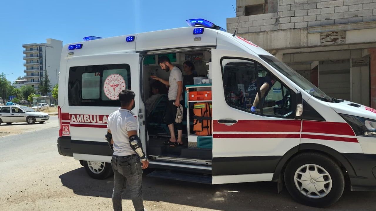 Adıyaman'da sokakta devrilen motosikletin yolcusu hastaneye kaldırıldı