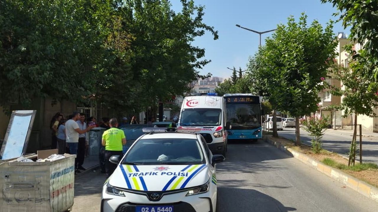Adıyaman'da yeşilyurt mahallesi'nde yola çıkan 7 yaşındaki çocuğa otomobil çarptı