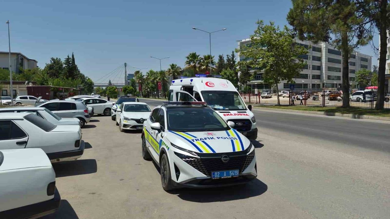 Adliye civarında manevra kazası: motosiklet devrildi, sürücü yaralandı