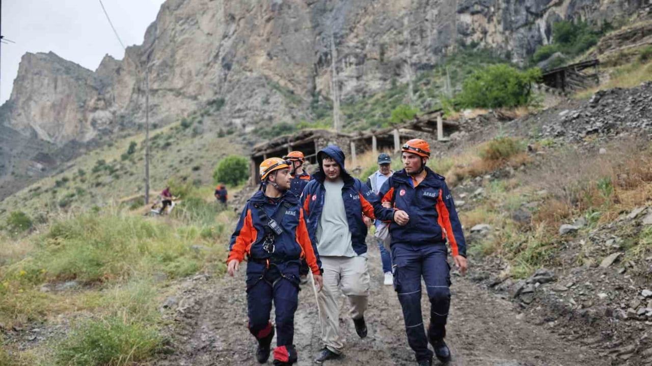 AFAD'ın 2 saatlik operasyonuyla kayalıkta mahsur kalan genç kurtarıldı