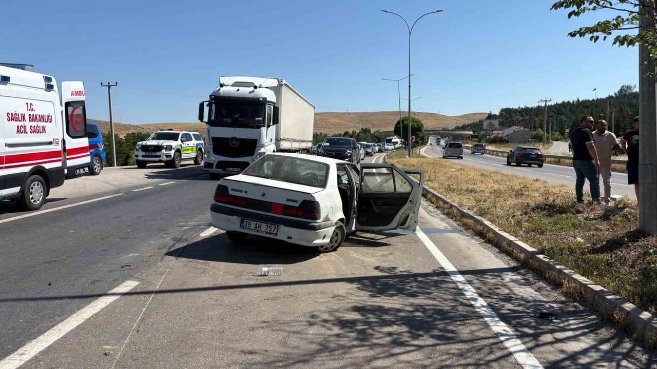 Afyonkarahisar'da bariyerlere çarpan otomobilde 3'ü çocuk 6 kişi yaralandı