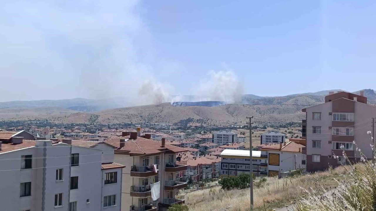 Afyonkarahisar'da Büyük Kalecik yakınlarında mera yangını: havadan ve karadan müdahale sürüyor