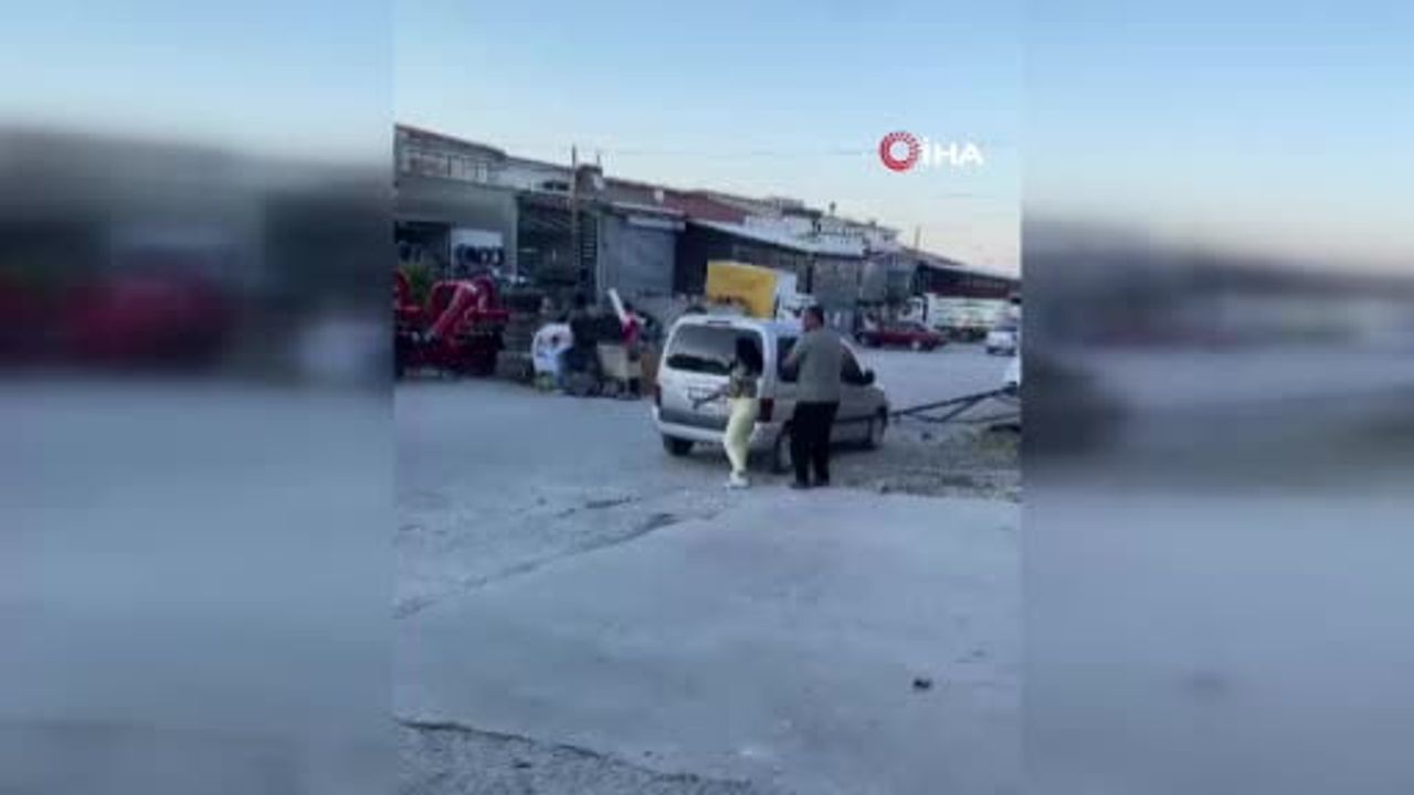 Afyonkarahisar'da çekiçle cam ve araca zarar veren kadın kamerada