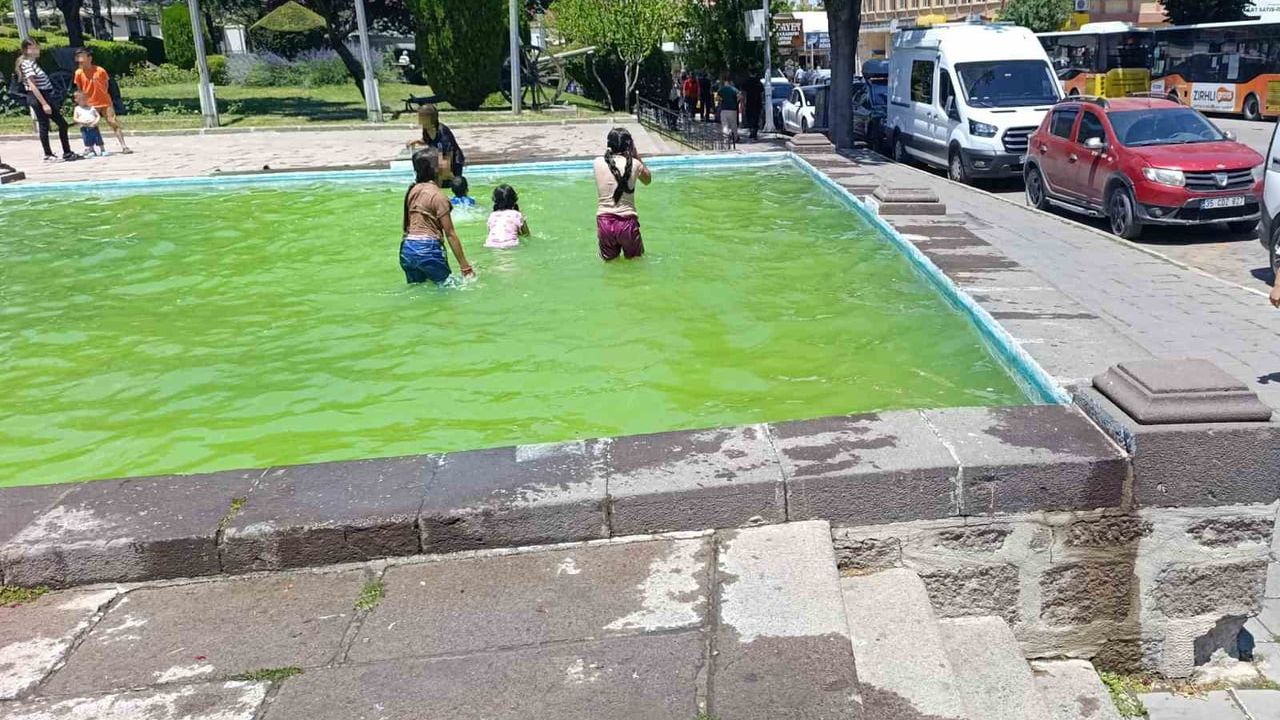Afyonkarahisar’da çocukların süs havuzlarına girerek serinleme girişimi