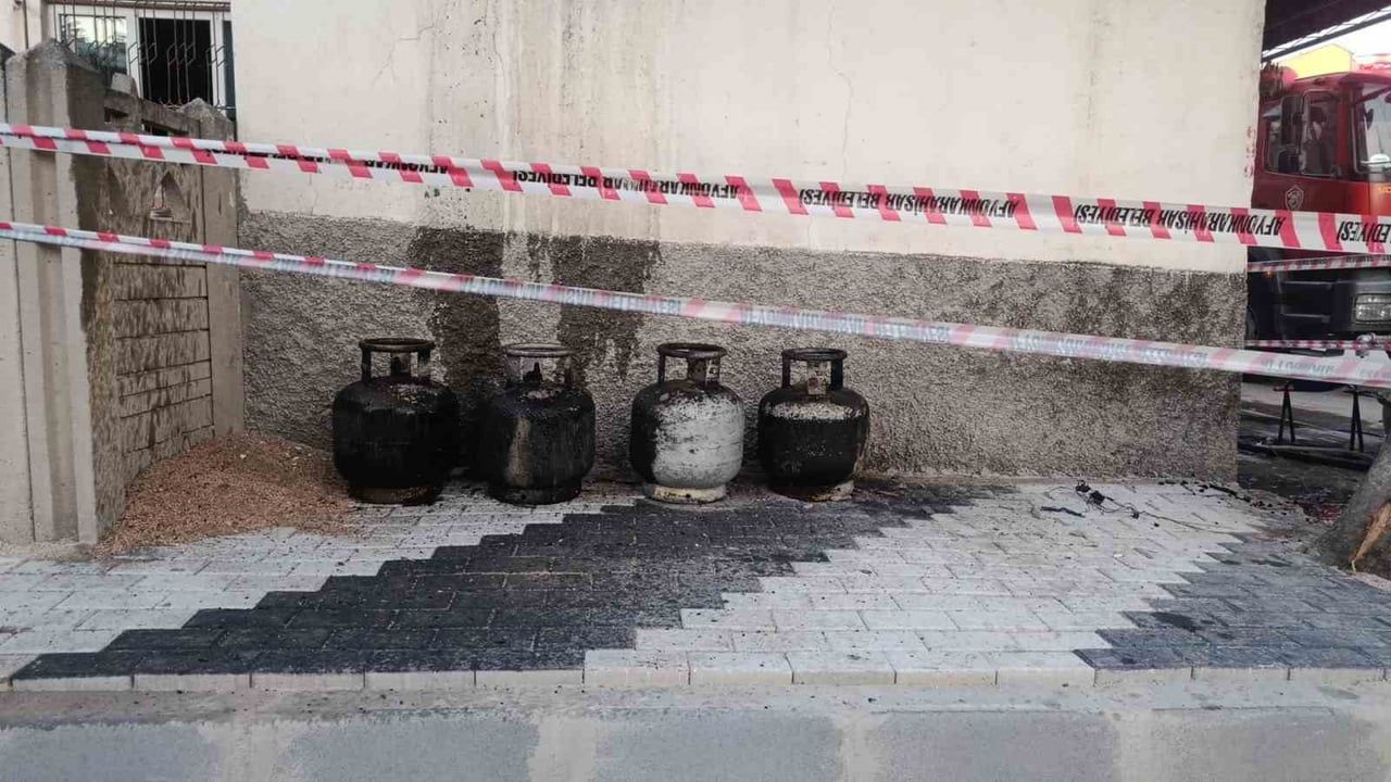 Afyonkarahisar'da düğün yemeği hazırlığında tüpler alev aldı, itfaiye yangını büyümeden söndürdü