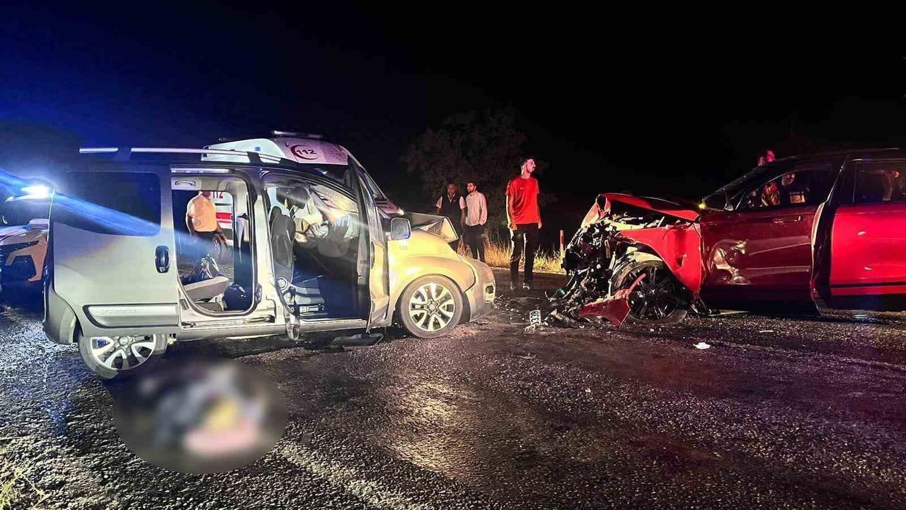 Afyonkarahisar'da gece yarısı çarpışma: Çay çıkışında iki kişi hayatını kaybetti