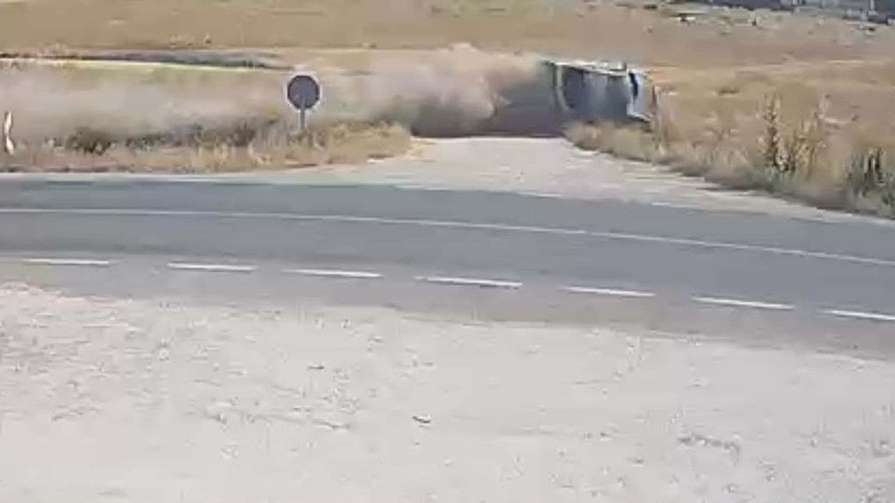 Afyonkarahisar'da güvenlik kamerası kazanın şiddetini gözler önüne serdi