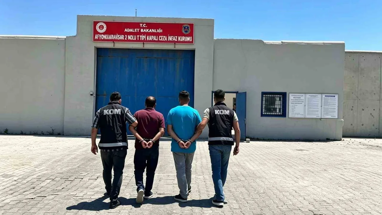 Afyonkarahisar'da kaçakçılık suçundan aranan iki şahıs yakalandı