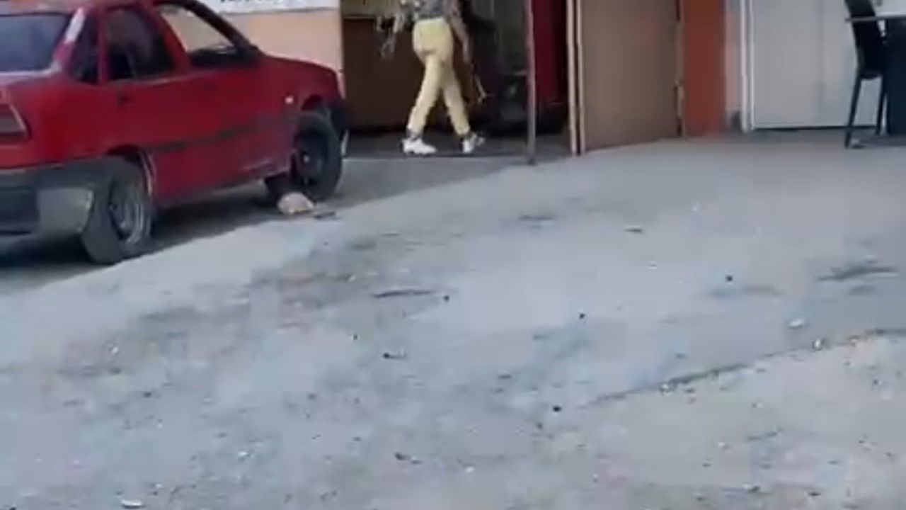 Afyonkarahisar'da kadın çekiçle iş yerinin camlarını kırdı