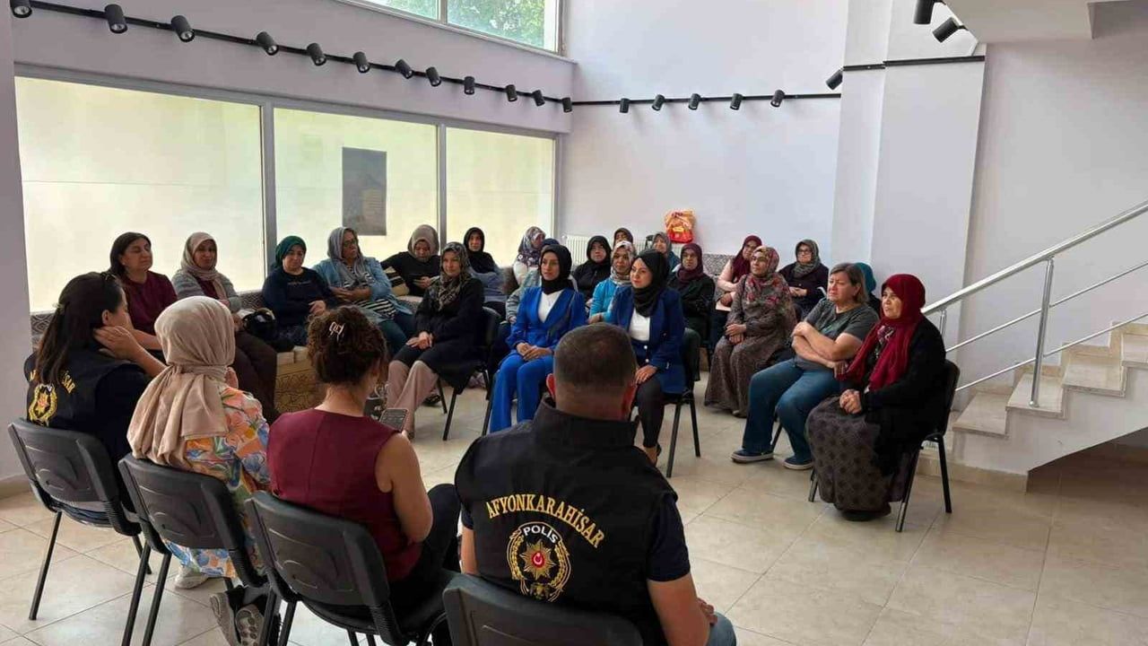Afyonkarahisar'da kadınlara KADES ve ŞÖNİM ile destek yolları anlatıldı