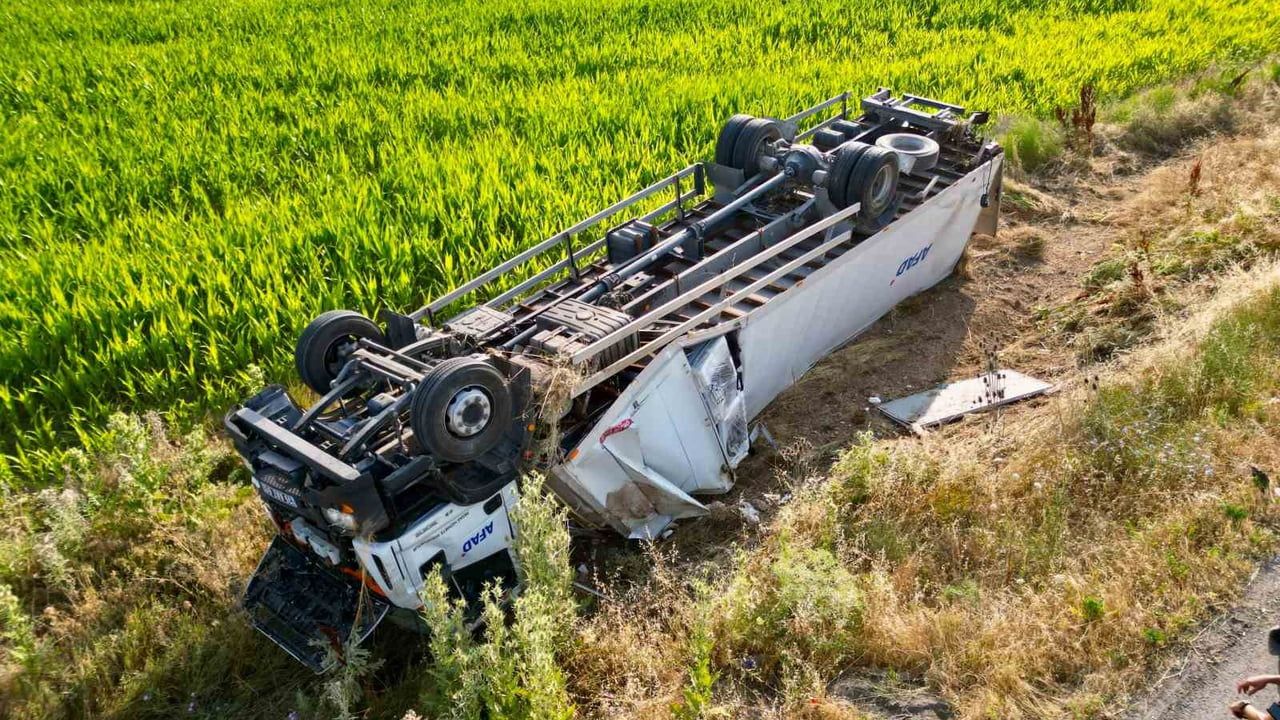 Afyonkarahisar'da Kahramanmaraş-İzmir hattında AFAD tırı devrildi